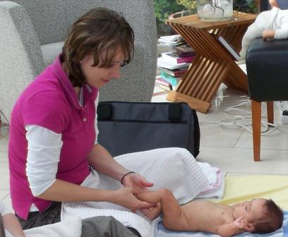 baby geniet van voetmassage