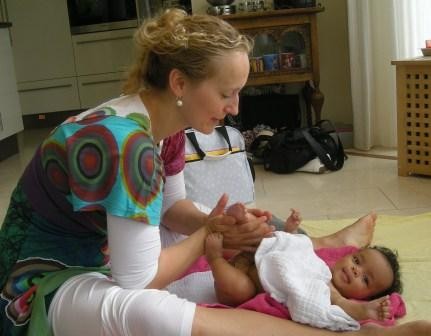 moeder masseert kind